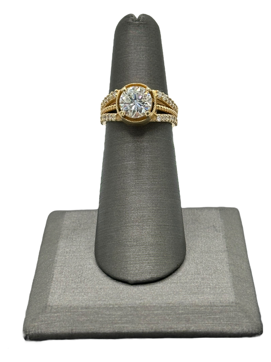 Round Brilliant Cut Diamond Bridal Rang With Three Split Shank And Milgrain Design