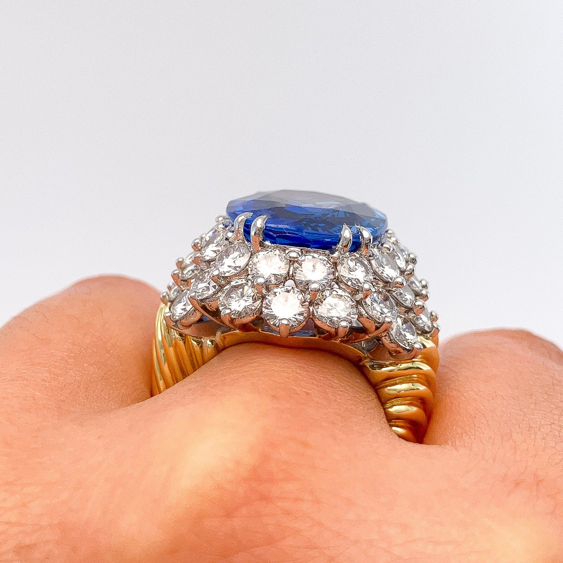 º 13.10ct Sapphire & Diamond Cluster Ring, 18k & Platinum - Forever Rox