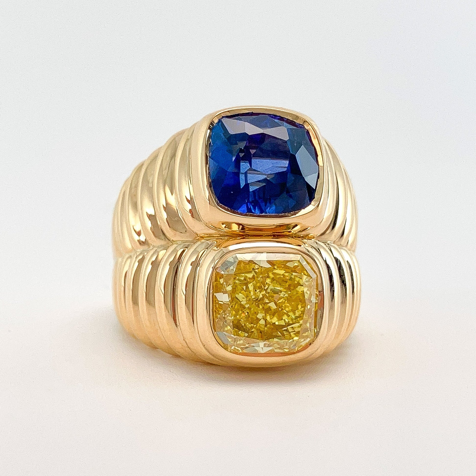 º 2.54ct Fancy Vivid Yellow Diamond + 4.60ct Sri Lanka Sapphire Two - Stone Ring, 18k - Forever Rox