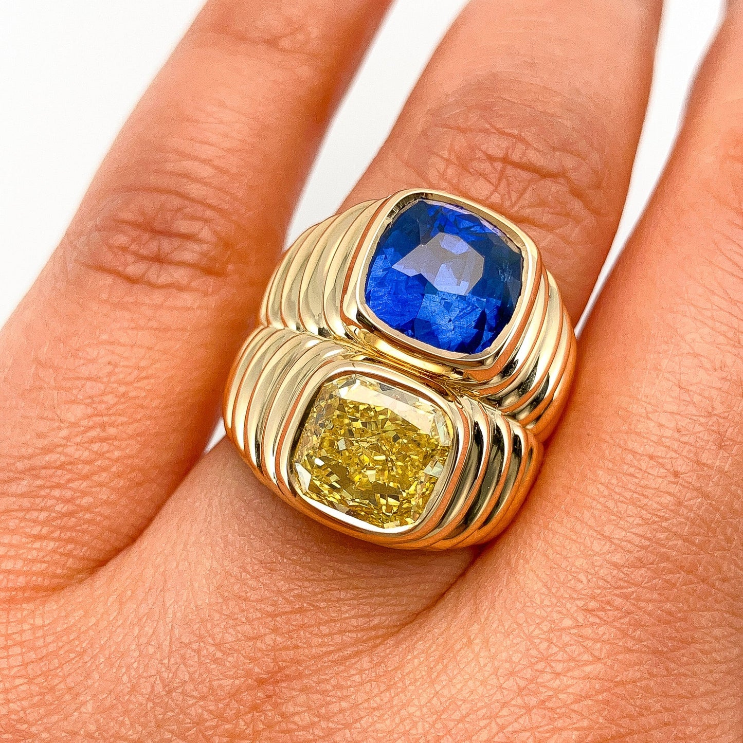 º 2.54ct Fancy Vivid Yellow Diamond + 4.60ct Sri Lanka Sapphire Two - Stone Ring, 18k - Forever Rox