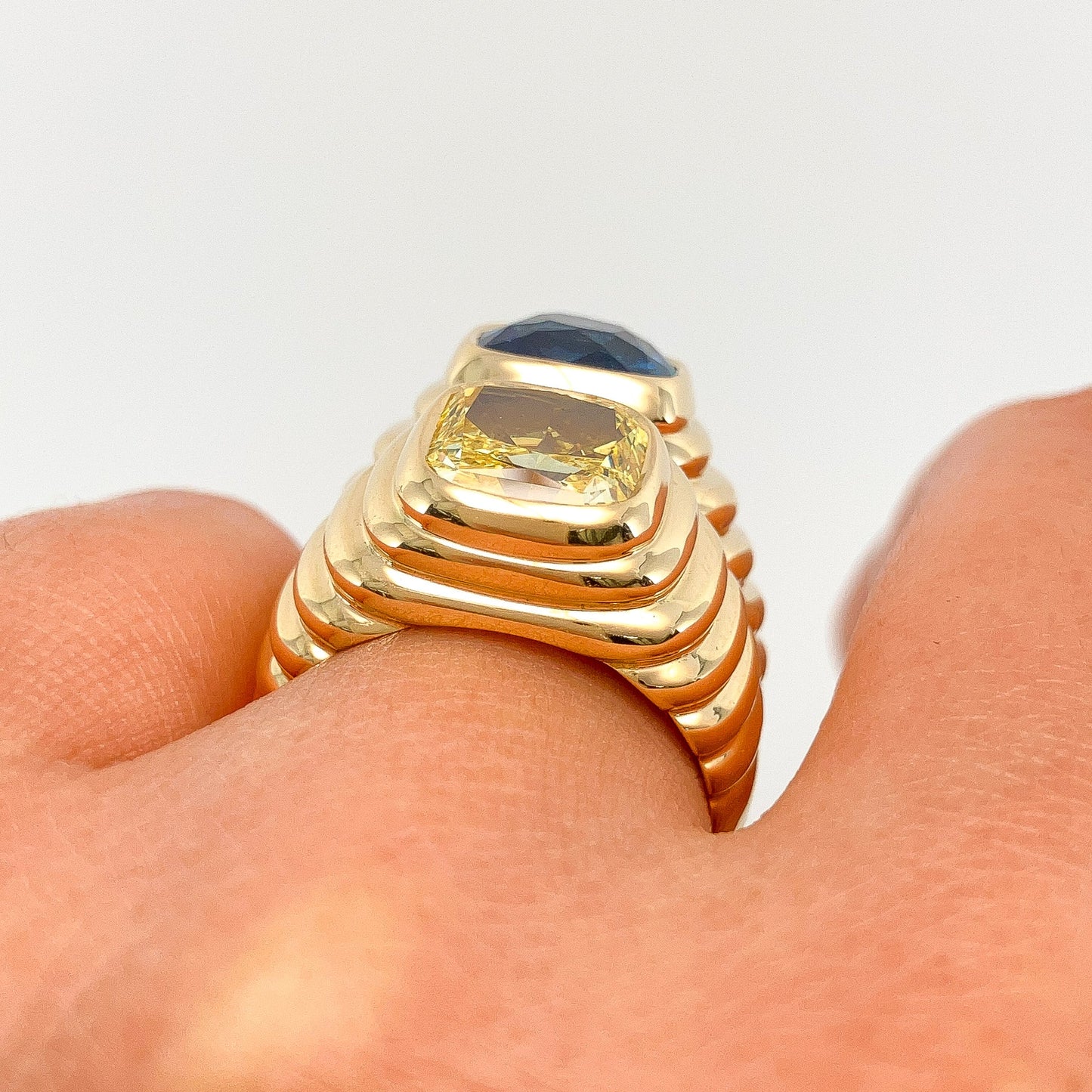 º 2.54ct Fancy Vivid Yellow Diamond + 4.60ct Sri Lanka Sapphire Two - Stone Ring, 18k - Forever Rox