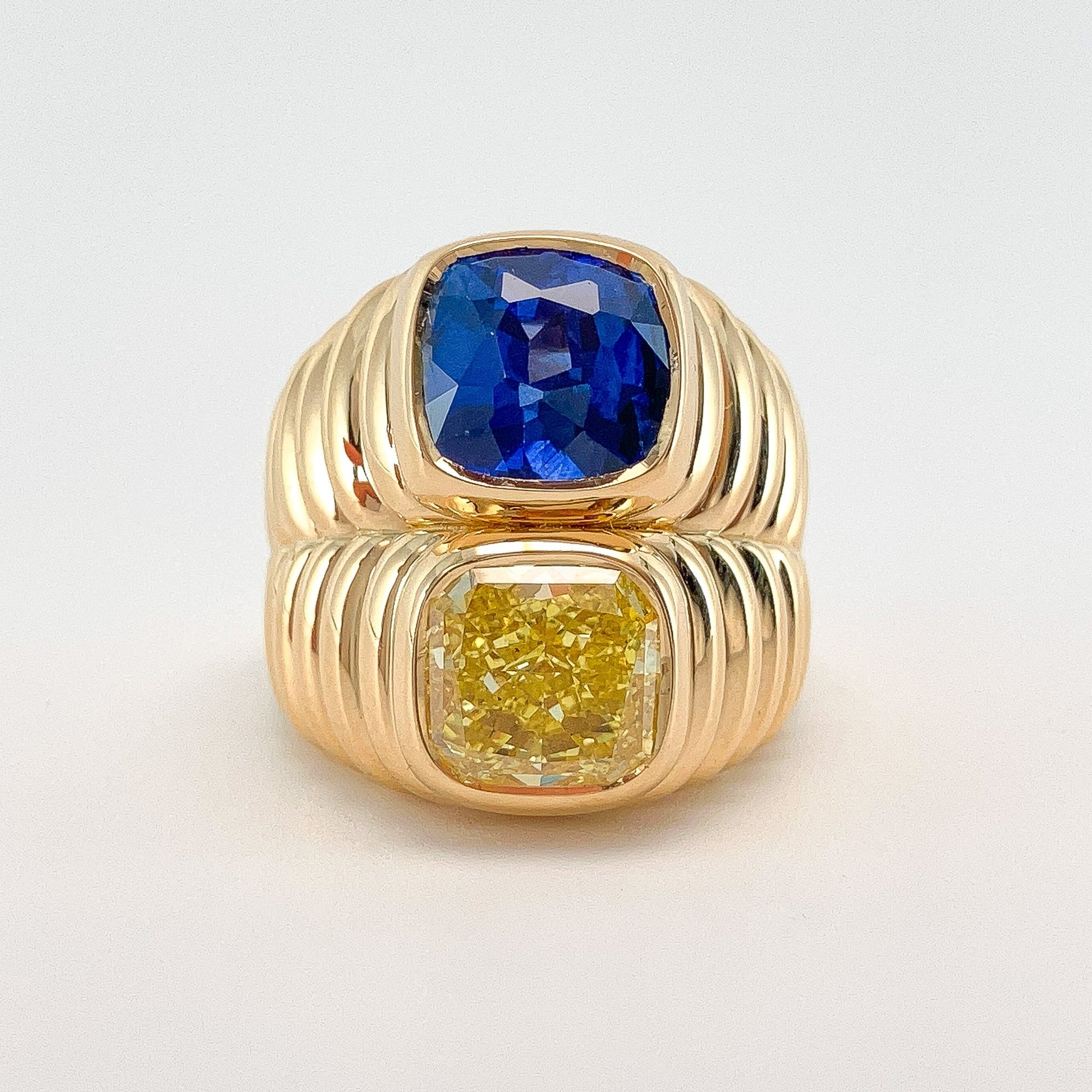 º 2.54ct Fancy Vivid Yellow Diamond + 4.60ct Sri Lanka Sapphire Two - Stone Ring, 18k - Forever Rox