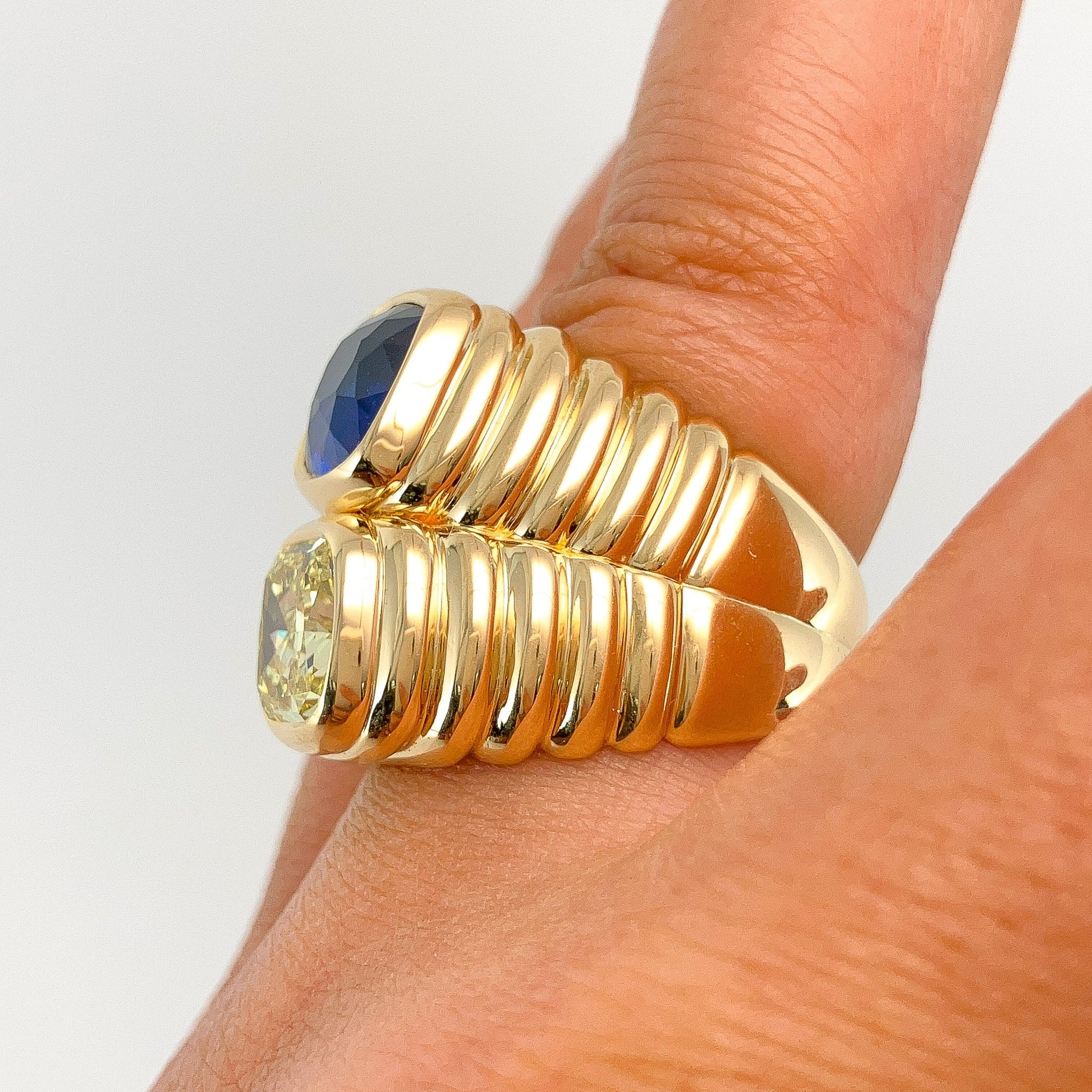 º 2.54ct Fancy Vivid Yellow Diamond + 4.60ct Sri Lanka Sapphire Two - Stone Ring, 18k - Forever Rox