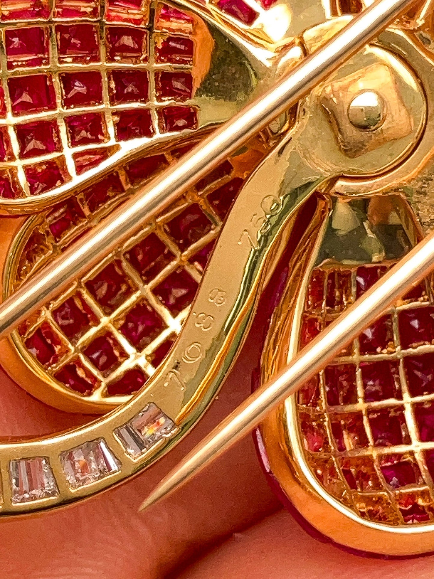 Vintage Invisible Set Ruby & Diamond Flower Pin, 18k º - Forever Rox